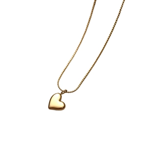 Elegante collana dorata con ciondolo a cuore e catena sottile dallo stile minimalista