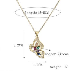 Détail du pendentif papillon en zircon coloré affichant les dimensions 3,2x1,8cm