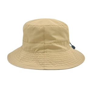 Dettaglio cappello da sole kaki ad asciugatura rapida con coulisse regolabile