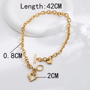 Détail collier coeur doré avec fermoir à bascule, chaîne de 42cm et largeur de 0,8cm