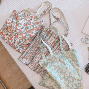 Detaillierte Draufsicht auf drei florale Baumwolltaschen mit verschiedenen Druckmustern