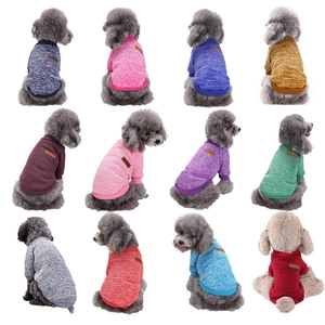 Detailansicht im Gitterformat: klassische Haustier-Strickpullover in zwölf verschiedenen Farben