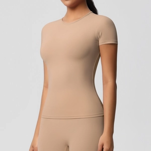 Gros plan sur le tissu brossé double face nude du t-shirt de yoga moulant