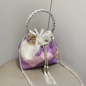 Dettaglio della borsa a secchiello in cristallo con strass colorati e manico in metallo