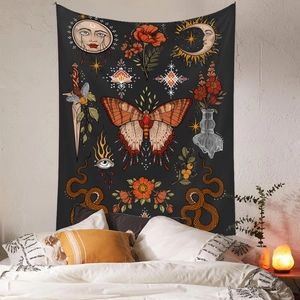 Detail eines böhmischen Wandteppichs mit Sonnen Mond und Schmetterlingsmotiven im Schlafzimmer