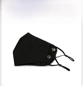 Détail du masque facial thermique noir épais avec boucles réglables et boutons-pression inox