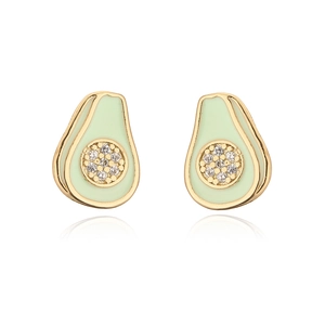 Macro détaillée de boucles d'oreilles avocat en or 18K avec émail vert et zircons brillants