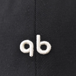 Casquette de baseball en coton noir avec broderie qb blanche et tissage sergé
