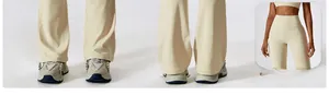 Detalle macro de pantalones de yoga acampanados beige de cintura alta con tejido elástico