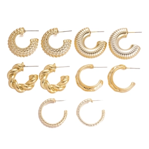Zehnteiliges Set goldene C-förmige Ohrringe mit unregelmäßiger gedrehter Textur