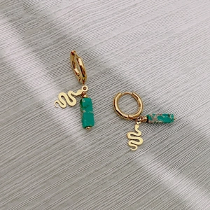 Détail de pendentifs serpent et pierres turquoise sur boucles d'oreilles vintage