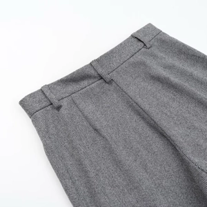 Macro du tissu à chevrons gris avec détails de couture sur la taille du pantalon