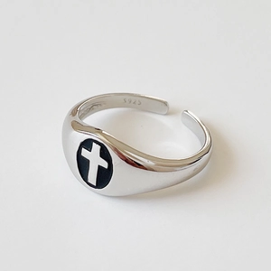 Adjustable S925 sterling silver ring featuring a retro cross design on a smooth round surface