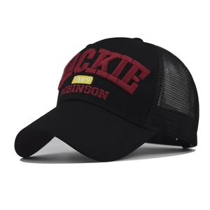 Détail de la broderie 3D sur casquette trucker noire avec finitions de haute qualité