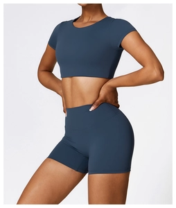Detailansicht des eng anliegenden Sport-Crop-Tops und der High-Waist-Shorts in Dunkelblau