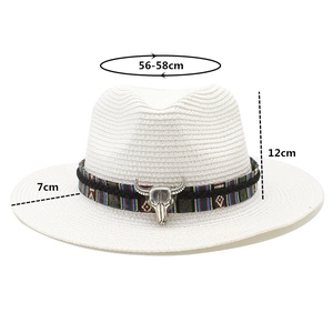 Dimensioni dettagliate del cappello di paglia bianco con fascia etnica e testa di toro