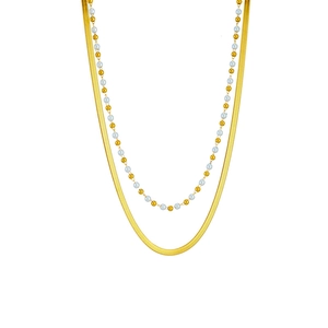 Zweilagige Goldkette mit Metallperlen und weißen Perlen auf flacher Schlangenkette