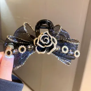Pince à cheveux élégante camélia noir avec nœud en soie et détails en strass pour femme