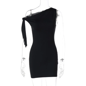 Détail de la robe courte noire asymétrique et de sa coupe ajustée sur un mannequin