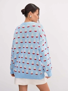 Pull en maille bleu clair ample avec motif de voilier blanc et rouge vue de l'arrière