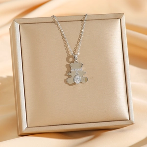 Collier ours en argent avec pierre ovale et diamants sertis sur de la soie