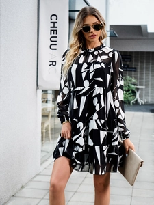 Détail d'une robe élégante à motifs géométriques noir et blanc avec ourlet à volants