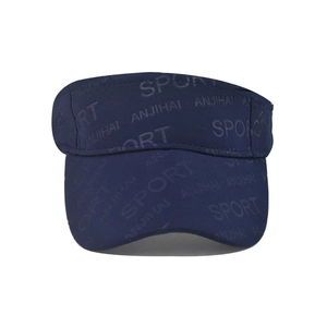 Dettaglio della visiera parasole blu navy con texture intrecciata e stampa di scritte sport