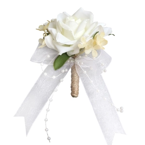 Boutonnière de mariage avec rose blanche artificielle, nœud en ruban et glands de perles sur blanc