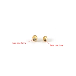 Detailansicht von 18K Gold-Edelstahlperlen mit 1mm und 2mm Lochgrößen für DIY-Schmuck