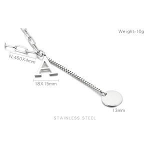 Primer plano de collar de acero inoxidable con colgante A y dimensiones del producto