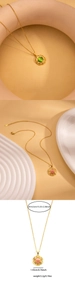 Détail du collier en acier titane avec pendentif œil de chat et dimensions du produit