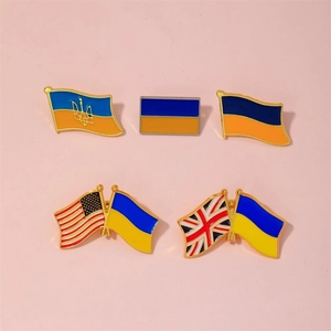 Détails des épinglettes en émail drapeau Ukraine et alliance sur fond rose