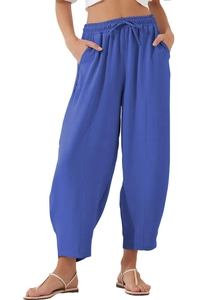 Détail du pantalon décontracté bleu montrant la taille élastique et la texture du tissu