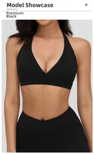 Dettaglio completo yoga nero con reggiseno a V e leggings sportivi incrociati