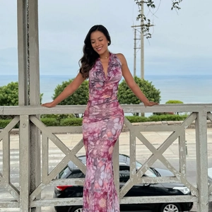 Détail de la robe licou avec imprimé floral violet et motif tie-dye artistique élégant