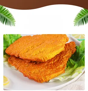 Vista dall'alto di un modello realistico di cotoletta di pollo fritto con limone e lattuga