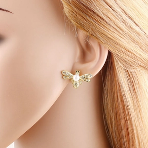 Pendientes de abeja dorados con perla blanca y alas de circonita brillante para mujer