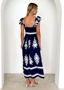 Détail du dos nu de la robe bleu foncé avec imprimé bohème blanc et manches à volants