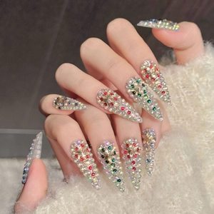 Faux ongles stiletto faits main avec strass colorés et accents de cristaux étincelants