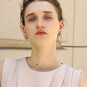 Orecchini a perno vintage in oro 18K con perle indossati da modella per look elegante