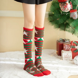 Dicke Overknee-Weihnachtssocken aus Korallenvlies mit rot-grünen Streifen und Sternen