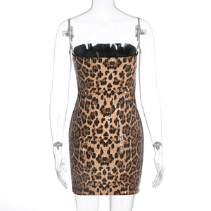 Gros plan du tissu à paillettes léopard sur une mini robe moulante avec bustier élégant