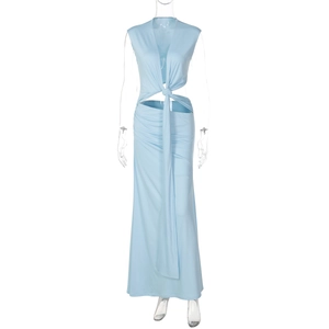 Détail de la robe longue bleu clair avec découpes à la taille et rubans élégants