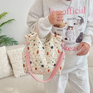 Mannequin portant un sac bandoulière matelassé crème avec ours de dessin animé mignon