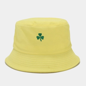 Détail de la broderie trèfle vert sur un chapeau bob en coton jaune vif