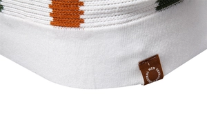 Detail eines weißen Polosaums mit orangefarbenen Streifen und braunem Webetikett
