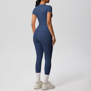 Vista dettagliata della vestibilità e del tessuto opaco del set yoga blu navy