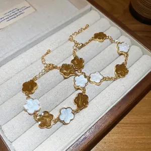 Bracelet vintage doré à fleurs avec nacre blanche et breloques florales en émail