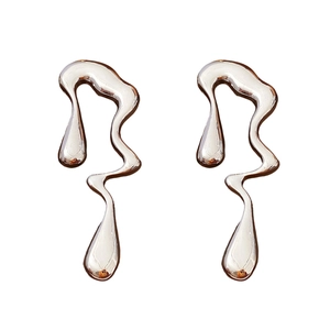 Boucles d'oreilles minimalistes en forme de goutte d'argent fluide et irrégulière