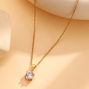 Collier élégant en or avec pendentif minimaliste en zircone ronde solitaire